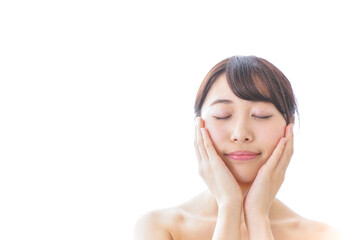 スキンケアをする若い女性