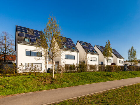 Germany, Baden-Wurttemberg, Waiblingen, Row of modern energy efficient suburban houses