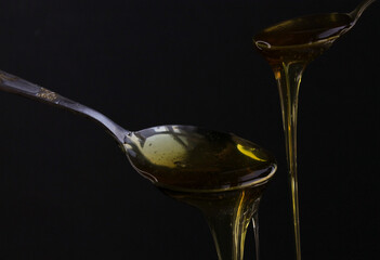 HONEY FLOWING FROM A SPOON