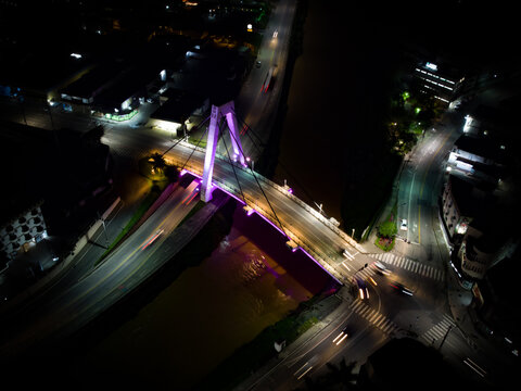Ponte estaiada iluminada, foto noturna, Brusque - Santa Catarina - Brasil
