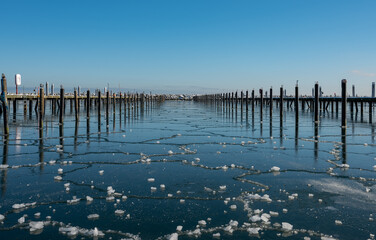 Yachthafen am Ostseebad Grömitz an der Ostsee im Winter zugefroren 