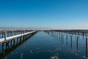 Fototapeta na wymiar Yachthafen am Ostseebad Grömitz an der Ostsee im Winter zugefroren 