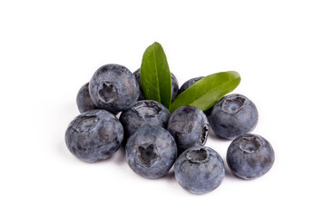 Obraz premium Fresh blueberries with bluberry leaves isolated on white background.