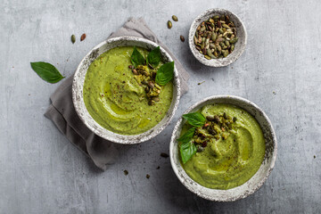 soupe velouté courgette brocolis et basilic en gros plan