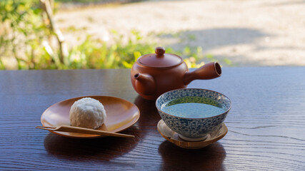 饅頭と日本茶｜縁側でお茶菓子イメージ
