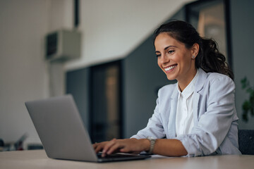 Adult woman, having a conversation with her coworkers.