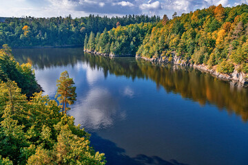 River valley and colorful autumn woods around dam Orlik, Czechia. - obrazy, fototapety, plakaty
