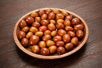 黒バックの生のナツメ