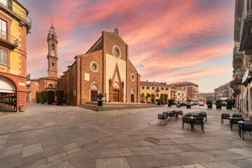 Saluzzo, Cuneo, Italy - October 19, 2021: Maria Vergine Assunta cathedral (16th century) in Piazza Giuseppe Garibaldi with sky and colorful clouds at sunset - obrazy, fototapety, plakaty