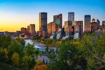 Sunset above city skyline of Calgary with Bow River, Canada - obrazy, fototapety, plakaty