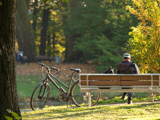 Obraz premium Vieil homme cycliste qui se repose sur un banc 