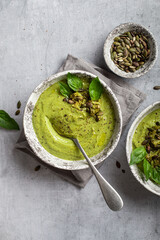 soupe velouté courgette brocolis et basilic en gros plan