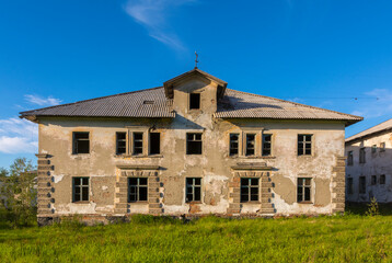 A house abandoned by people on a green lawn.