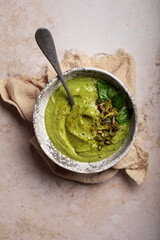 soupe velouté courgette brocolis et basilic en gros plan