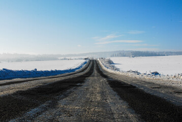 Mochnaczka Wyżna droga przez pola zimą.