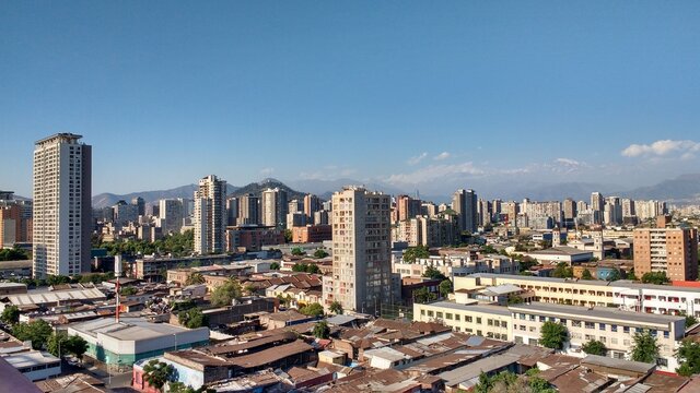 vista desde azotea de edificios del centro de santiago, comuna de san miguel