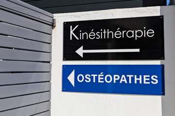 Kinésthérapie and Ostéopathes sign written in French