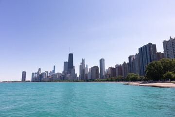 Obraz premium Chicago Skyline and the Lakefront Trail along Lake Michigan during the Summer with a Clear Blue Sky