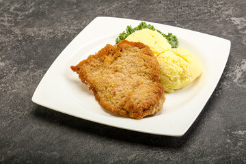 Crispy chicken schnitzel with mashed potato