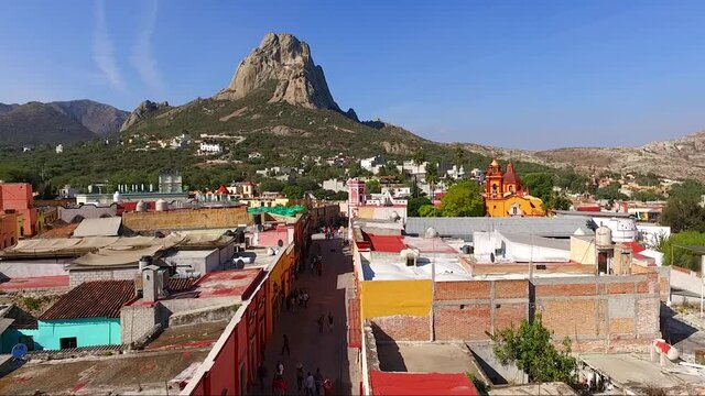 Iglesia de Pe&ntilde;a de Bernal.