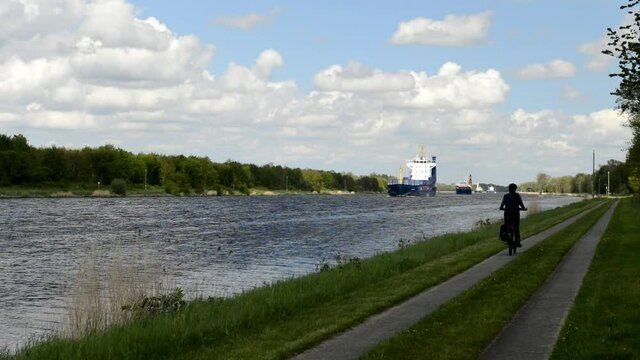 Frachtschiff im Nord-Ostsee-Kanal 