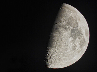 Mezza Luna sul cielo di Aosta, Valle d'Aosta (Italia) © Emi