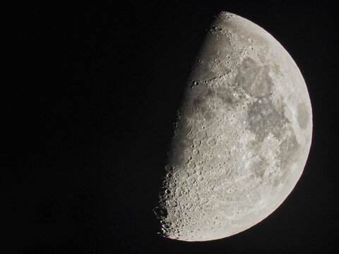 Mezza Luna sul cielo di Aosta, Valle d'Aosta (Italia)