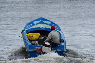 Obraz premium Fishing boat on lagoon in the morning 