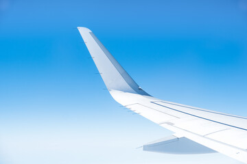 Flugzeug Tragfläche / Flügel mit blauem Himmel / Clean