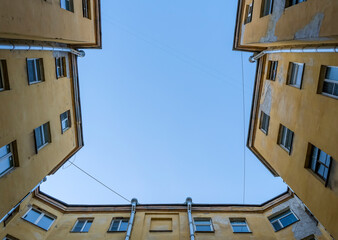 Fototapeta na wymiar Courtyards of St. Petersburg. Old historic courtyards of St. Petersburg. Typical and classic urban architecture of residential buildings.