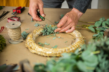 Adventskranz mit Eukalyptus, Mimose und roten Beeren binden - Weihnachtskranz selber machen