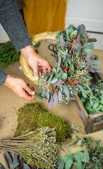 Adventskranz mit Eukalyptus, Mimose und roten Beeren binden - Weihnachtskranz selber machen