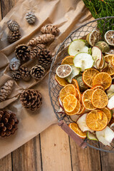 Orangenscheiben im Drahtkorb, natürliche und rustikale Dekoration für Weihnachten 
