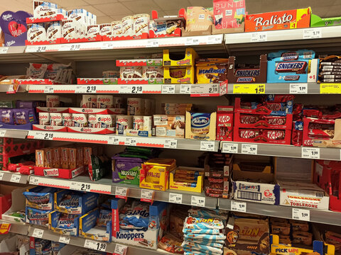 Blick auf ein Regal in einem deutschen Supermarkt mit Süßwaren