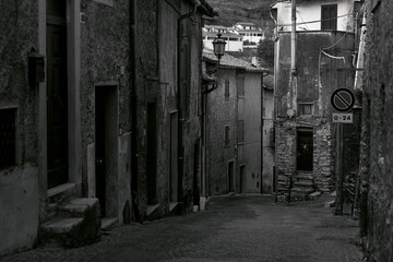 Fototapeta na wymiar L'antico borgo di Licenza, situato sui monti Lucretili, nella provincia di Roma.