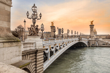 Die Pont Alexandre III ist eine Deckbogenbrücke, die die Seine in Paris überspannt.