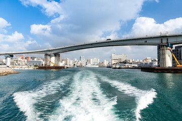 日本　洋上からの沖縄泊大橋と泊港と航跡