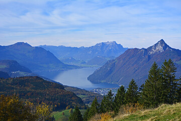 Fototapeta na wymiar Blick über den Vierwaldstättersee auf den Pilatus (2119m), Zentralschweiz