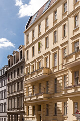 Fototapeta na wymiar Detail Ausschnitt von Häuserfassaden, Prenzlauer Berg, Berlin, Altbau, Detail, Fenster