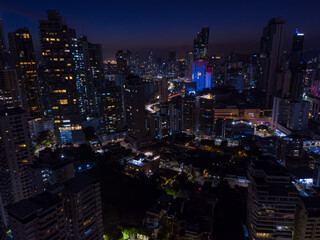 Obraz premium Fotos aéreas de noche y de día de la ciudad de Panamá.