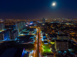 Fototapeta na wymiar Fotos aéreas de noche y de día de la ciudad de Panamá.