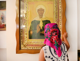 woman praying to icon