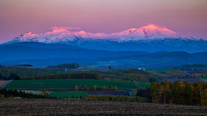 Mount Daisetsu dyed in the sunset / a spectacular view of Hokkaido