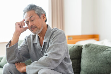 考えるシニア男性　パジャマ