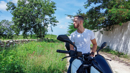 Motociclista en el Camino