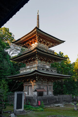 斜めに見る岩殿山安楽寺の三重塔／【吉見観音】日本埼玉県比企郡吉見町