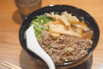 柔らかい麺と澄んだ出汁が特徴の福岡の肉ごぼう天うどん