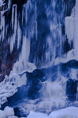 氷と流れる水の滝