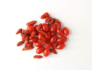 生のクコの実と乾燥クコの実の写真