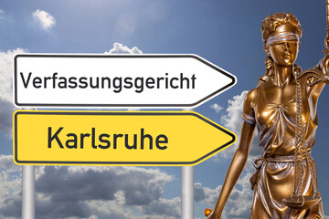 Symbolbild Verfassungsklage: Straßenschild zeigt die Richtung zum Gang nach Karlsruhe